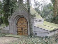 901032 Afbeelding van het mausoleum van de familie Van Beuningen, op de 1e Algemene Begraafplaats Soestbergen ...